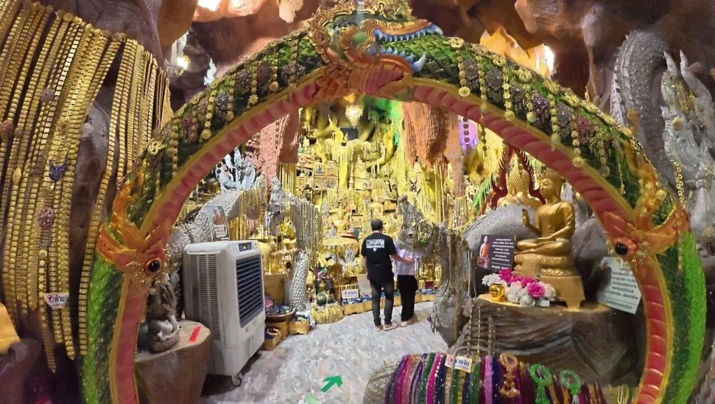 ถ้ำพญานาค วัดมณีวงศ์ นครนายก ประดับองค์พญานาคสีเขียวทอง