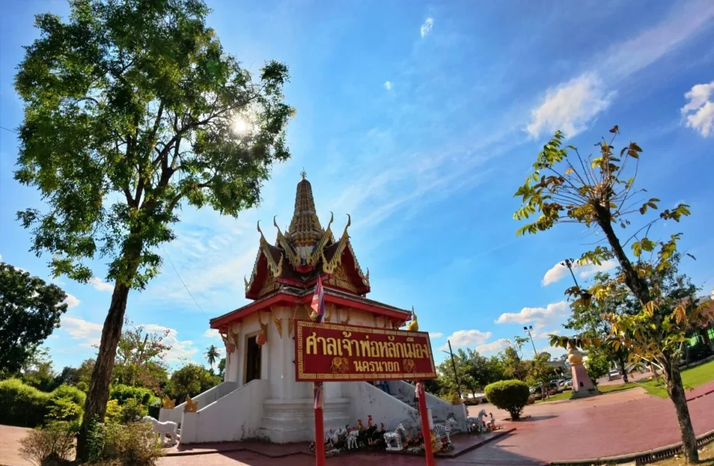 ศาลหลักเมืองนครนายก พร้อมป้ายชื่อด้านหน้า ภายในพื้นที่ตัวเมืองจังหวัดนครนายก