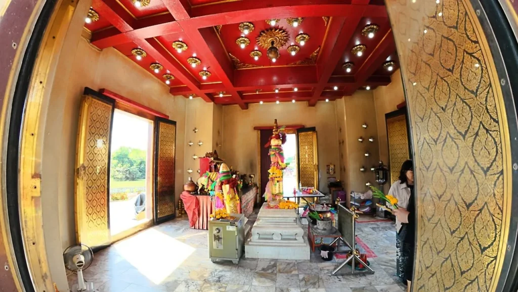 บรรยากาศภายในศาลหลักเมืองนครนายก พื้นที่จุดธูปเทียนและเครื่องสักการะ
