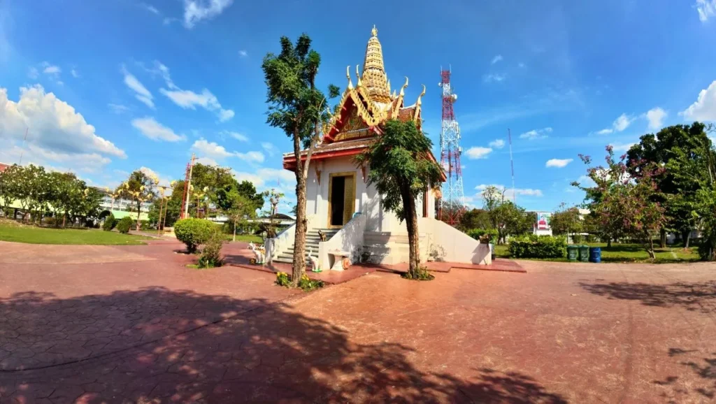 ศาลหลักเมืองนครนายก อาคารทรงไทยประยุกต์กลางลานกว้างในตัวเมืองนครนายก
