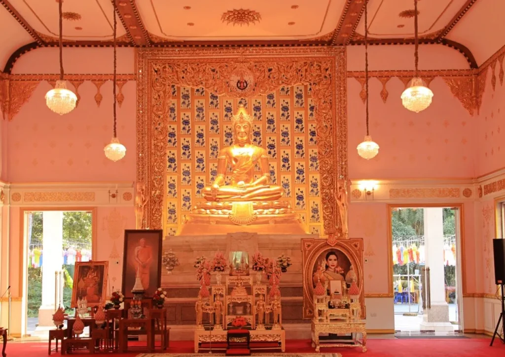 พระพุทธสิริธัช พระประธานปางมารวิชัย ภายในพระอุโบสถวัดจุฬาภรณ์วนาราม โดดเด่นด้วยฉากลายไทยสีทอง