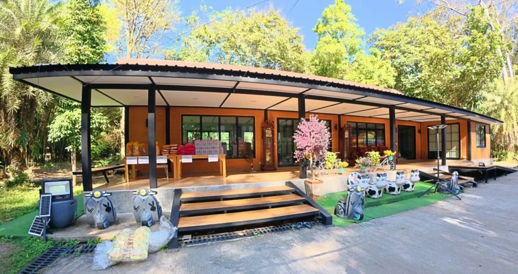 อาคารปฏิบัติธรรมวัดจุฬาภรณ์วนาราม บรรยากาศร่มรื่น รายล้อมด้วยต้นไม้และพื้นที่ธรรมชาติ