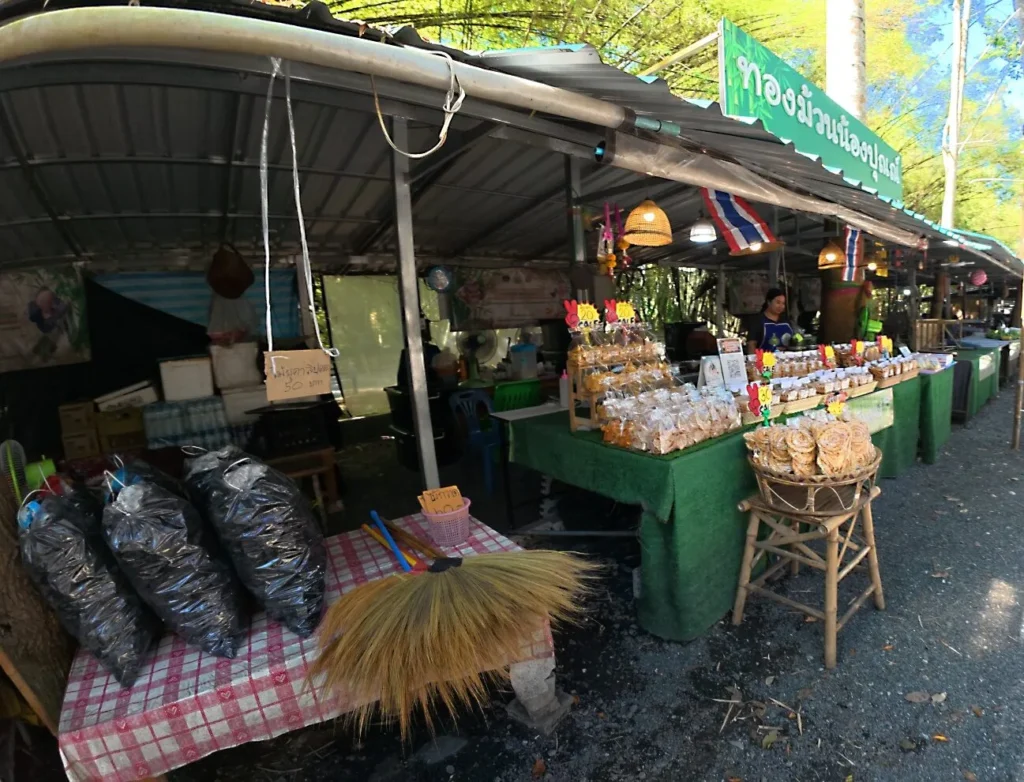 ตลาดชาวบ้านข้างวัดจุฬาภรณ์วนาราม จำหน่ายขนมพื้นบ้าน ของฝาก และสินค้าเกษตรท้องถิ่น