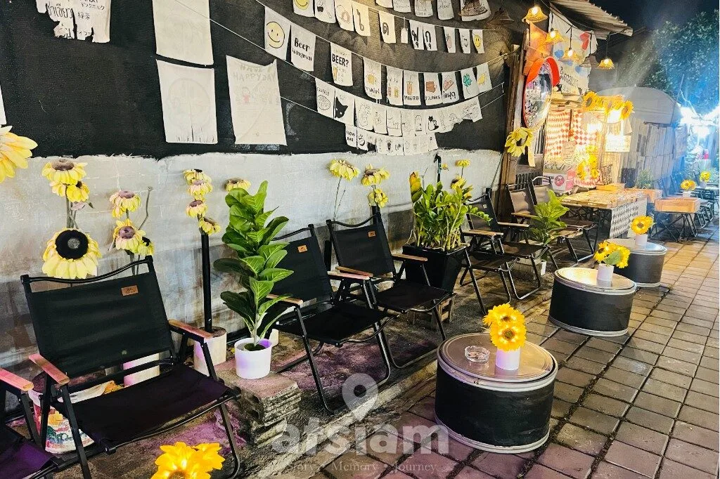 คลองแม่ข่า เชียงใหม่ ในยามค่ำ คือพื้นที่เล็ก ๆ ที่เปลี่ยนบรรยากาศเมืองให้ดูนุ่มลง แสงไฟ เสียงคน และผิวน้ำที่สะท้อนทุกอย่างเข้าหากันอย่างลงตัว

“บางคืนไม่ต้องมีแผน แค่มีแสงไฟ น้ำ และทางเดิน ก็พอให้ความสุขเกิดขึ้นได้”