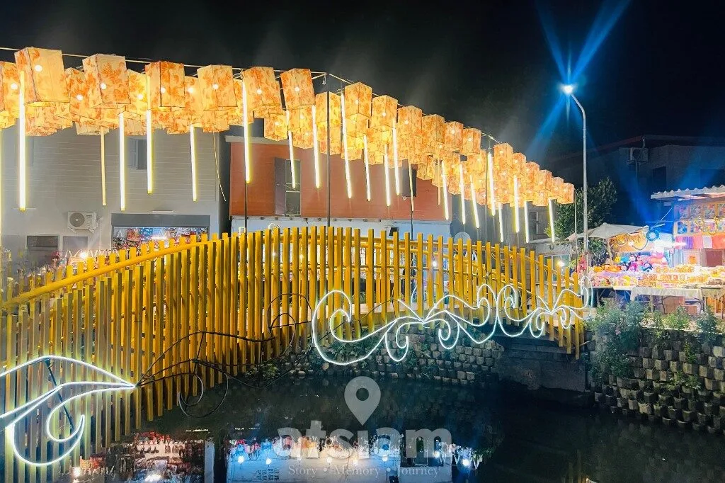 คลองแม่ข่า เชียงใหม่ ในยามค่ำ คือพื้นที่เล็ก ๆ ที่เปลี่ยนบรรยากาศเมืองให้ดูนุ่มลง แสงไฟ เสียงคน และผิวน้ำที่สะท้อนทุกอย่างเข้าหากันอย่างลงตัว

“บางคืนไม่ต้องมีแผน แค่มีแสงไฟ น้ำ และทางเดิน ก็พอให้ความสุขเกิดขึ้นได้”