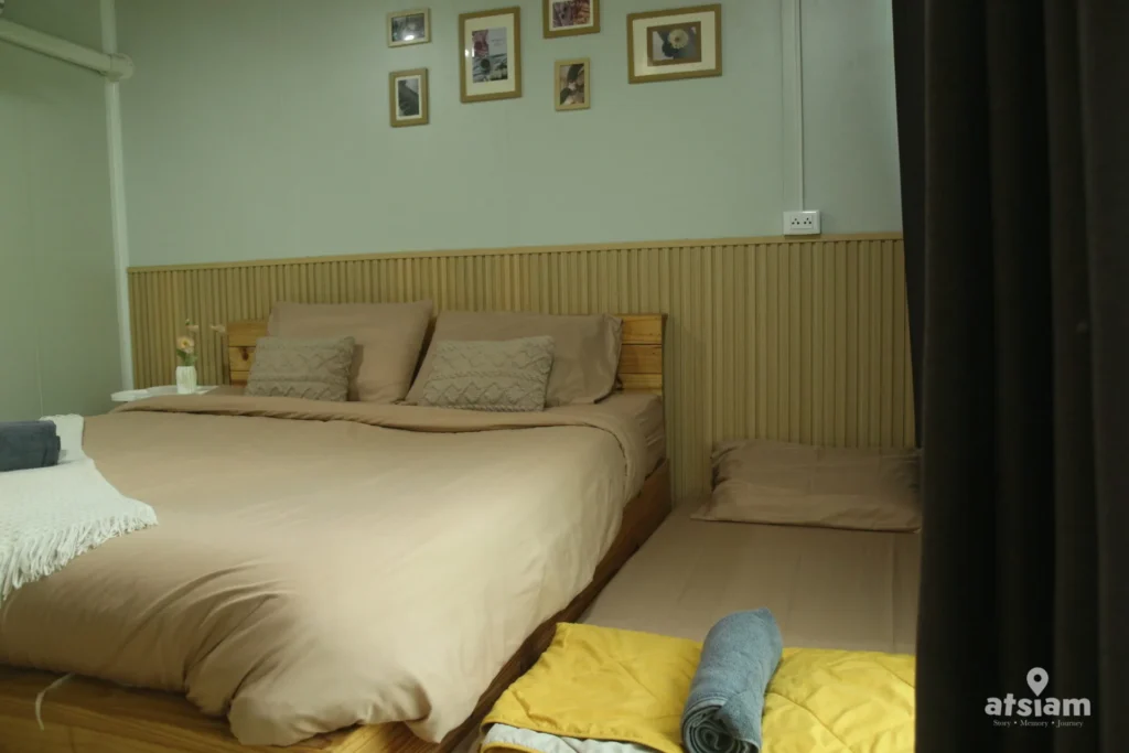 ภายในห้องพักบ้านพร้อมสุข แก่งคอย สระบุรี พร้อมเตียงขนาดใหญ่และเตียงเสริม