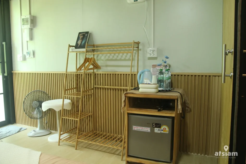 สิ่งอำนวยความสะดวกภายในห้องพักของบ้านพร้อมสุข แก่งคอย สระบุรี เช่น ตู้เย็น กาต้มน้ำ น้ำดื่ม และปลั๊กไฟ