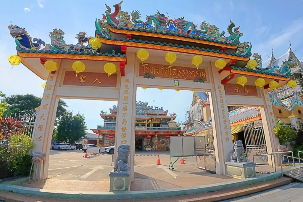 ซุ้มประตูศาลเจ้าจีนประดับมังกรและโคมแดง สีสันสดใส