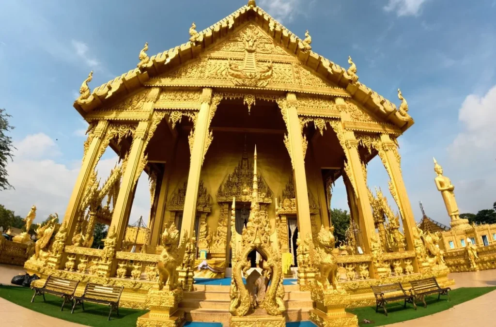 มุมมองใกล้วิหารสีทอง โครงสร้างเสาและหน้าบันแกะสลักลวดลายไทยอย่างประณีต